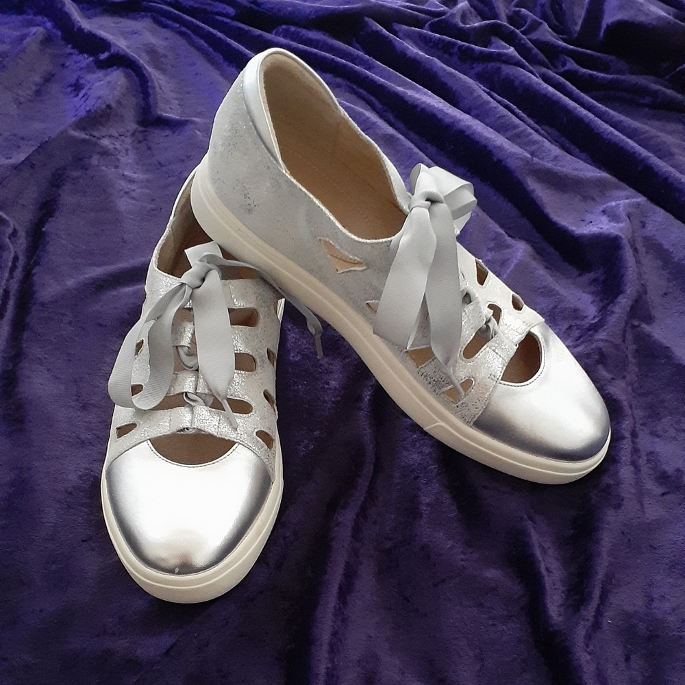 ⚡️SOLD⚡️- Vaneli Sport Fancy Leather Sneakers - Silver - 9½N